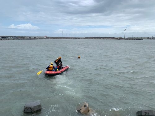 鹿港阿伯颱風天釣魚墜海 冰桶助他活下來