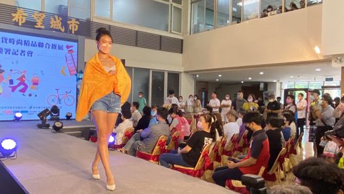 彰化人嗨翻!中友百貨進駐賣在地精品 浩子單車壓車炫技