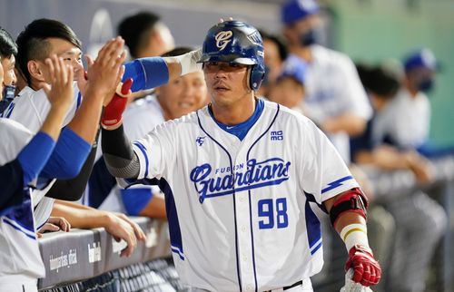 富邦高國麟場外全壘打 味全布里悍最慘一役