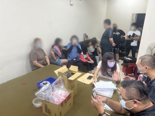 賭得正嗨警察衝破門　賭客嚇到喘不過氣急叫救護車
