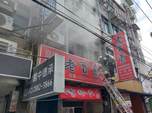 北市士林民宅起火竄黑煙　1男住戶逃生不及命危送醫
