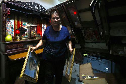 壹蘋直擊|家變了樣!震後重返撿拾父母遺像  她嘆喊「可憐啊」