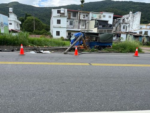台9線卑南路段2車擦撞　小貨車衝出路面毀電線桿