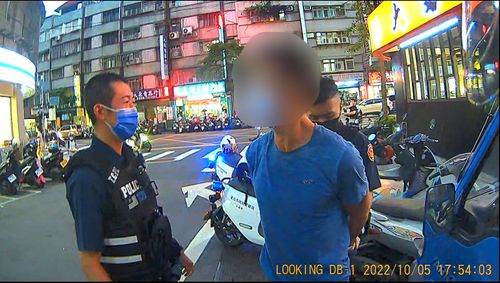 通緝犯闖馬路見警心虛狂逃 警追百米壓制逮人