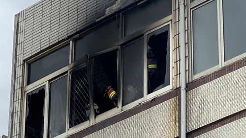 「不要進去啊」重聽男衝救火聽不見勸　機警躲後陽台獲救