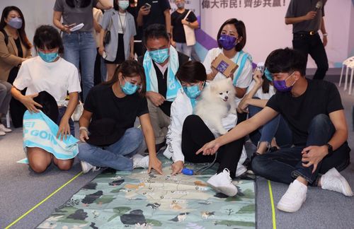 黃珊珊公布應援小物 愛犬小俠首次亮相!民眾黨小雞走秀