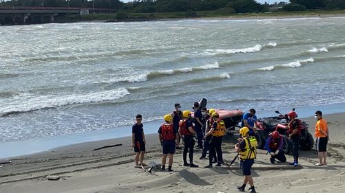 台南四草大橋颱風天驚傳落水意外 警消搏浪搜救