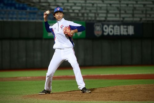 力拼U23預賽龍頭　台灣第1長人林振瑋明先發抗日