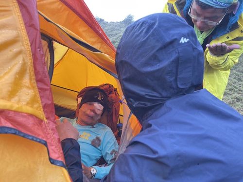 南一段登山團60歲山友受傷待援　搜救隊兩梯次進山紮營救人