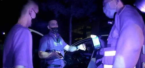 違停還抖不停！北市警一聞真的有詭　活逮男子大街抽K菸