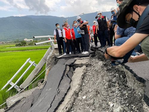 花東持續震!赤科山崩斷路中午搶通 類火車開出241班接駁8062人