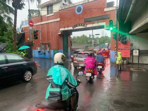 通勤免繞遠路!北市吉林街水閘門開放 汐止警全力疏導車流