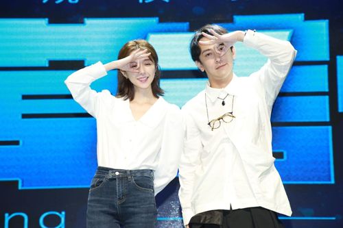 邵雨薇33歲生日收吳慷仁這禮物　金鐘紅毯戰袍「露哪都不會客氣」