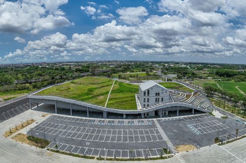 台南最美果菜市場開箱 逾10萬人次採買!黃偉哲導覽兼賣蕉