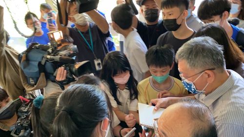 視察高中防災演練被包圍喊「總統好」 柯文哲淡定:他們沒有投票權