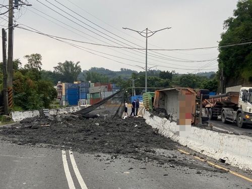 高雄砂石車自撞分隔島翻車　後斗砂石噴對向道「鋪好鋪滿」