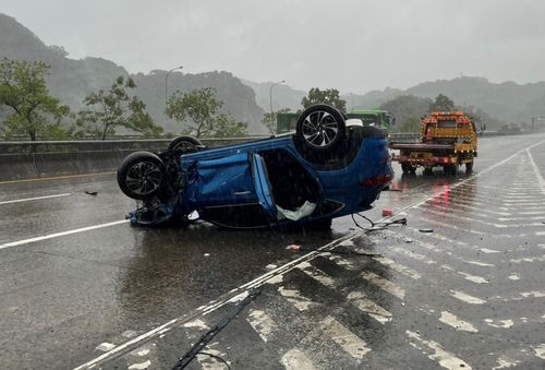国3南下5K休旅车翻覆躺路中 疑擦撞护栏酿祸2人伤