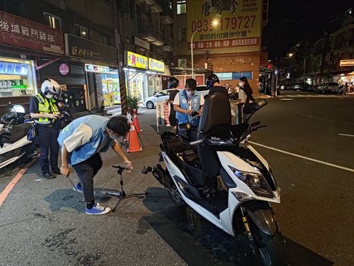 改裝車噪音擾鄰 鐵腕開罰!龜山警方偕環保局一夜取締13輛違規機車