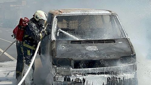 「火怎燒得那麼大」彰化廂型車自燃瞬變火球 6人跳車活命