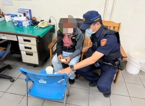 中風後遺症突忘回家路　捷警暖助失智翁返家