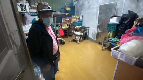 土石流灌进暖暖民宅!基隆市府安置15住户 国军协助清理灾区