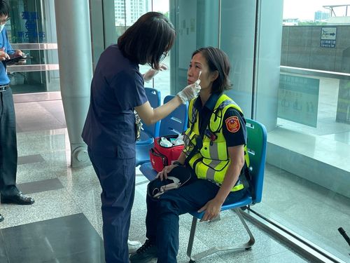 驚險畫面!高鐵手扶梯「掛一個人」快摔了 辣媽所長變肉墊救他