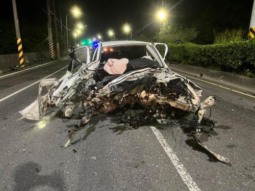 命大!台南台19線自撞電桿引擎噴飛百米 「一輛車變半輛車」駕駛輕傷