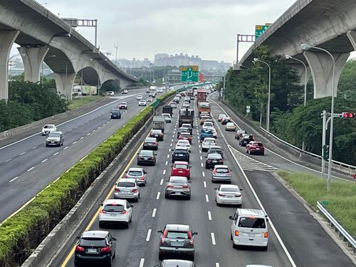國1桃園南下路段走走停停 龜速緩行如大型停車場