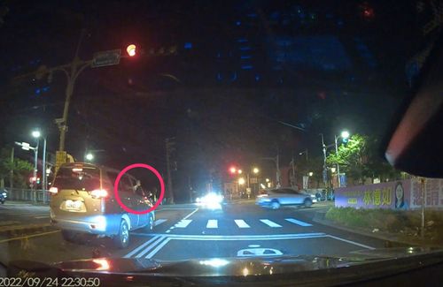  「我快中風了！」南投巡邏警等紅燈被攔車求救　立馬開道送婦就醫