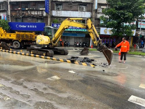 水從天上來也從地下湧出 汐止自來水管爆裂緊急搶修中
