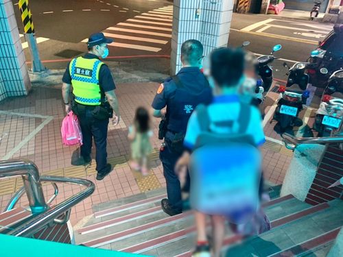 3歲妹妹突然大哭想媽媽 10歲哥哥無奈找警幫忙