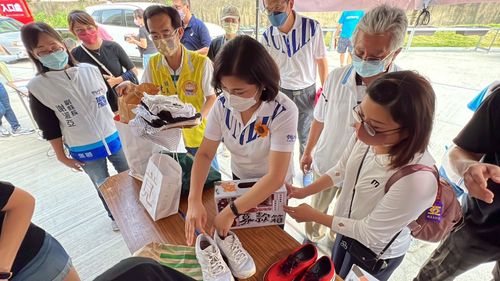 才一天舊衣鞋堆成山 「雲林送愛到非洲」張麗善也捐出自家物