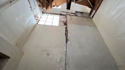 隔壁蓋新房害屋毀牆壁、地板裂 雲林斗南13戶住戶控建商「黑白蓋」