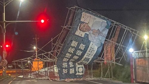 一圖看懂雲林麥寮風多強!議員競選鋁架看板整片倒 橫斷馬路阻通行