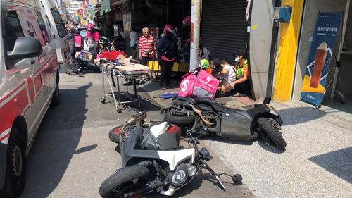 雲林三寶婦連撞路邊6車 油門當煞車!外送員取餐秒被撞飛影片曝光