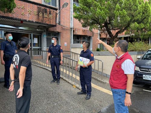 颱風過境新北市！侯友宜視察貢寮區　允諾新建警消廳舍