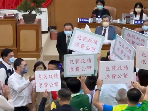 疑新北市府挪支預算美化政績 藍綠議員吵成一團!侯友宜報告受阻