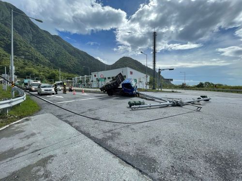 小貨車撞斷紅綠燈桿駕駛受困 消防隊員聞聲衝出門救援