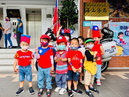 喜迎雙十國慶 我最吸睛!幼童穿國旗裝參訪警局