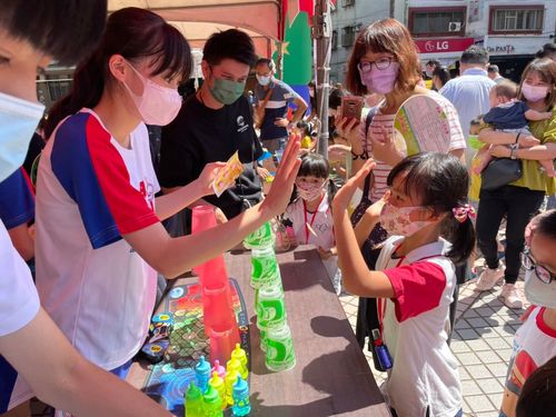 重陽敬老為阿公阿嬤奉茶 民代推廣「禮儀品德」家長好窩心