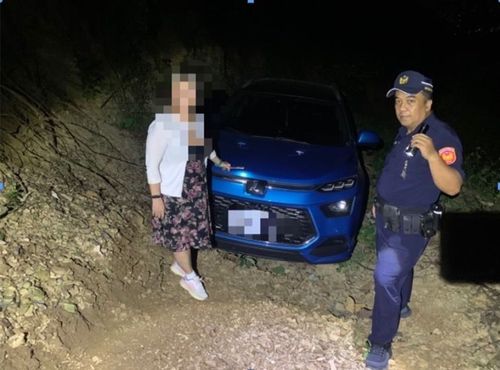 導航變成迷航!屏東女半夜卡在坍方山徑 警徒步上山救回
