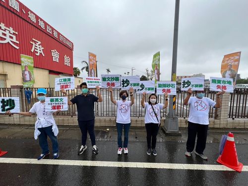 江聰淵競選後援會今成立 藍營場外舉牌要他為「這些事」道歉
