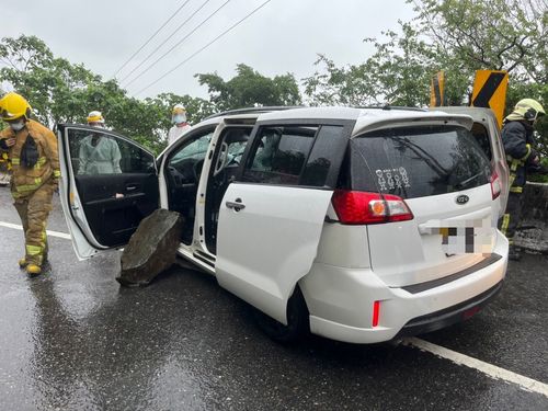連日大雨!宜蘭台9線新澳隧道驚降落石 砸破休旅車擋風玻璃2人傷