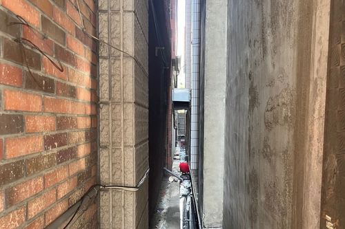 台南27岁男坠楼卡防火巷 身首异处惨死