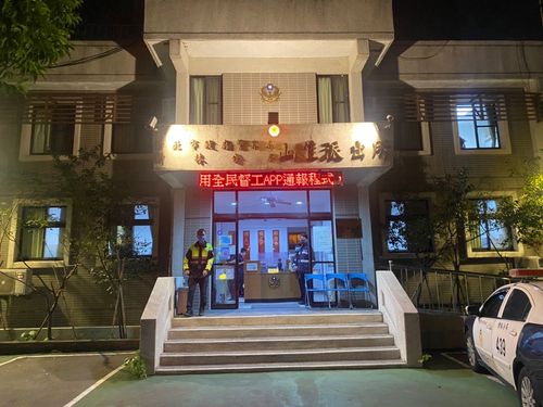 新北怪男突冲派出所 来不及反应!竟挥拳攻击值班警