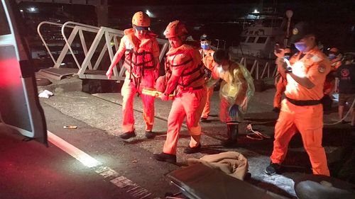 台東老翁暗夜失足跌入漁港　海巡抄起救生圈跳海救人