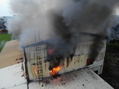 彰化玻璃工廠清晨竄惡火 26消防車搶救
