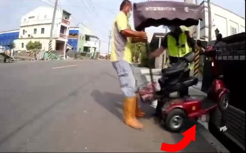 直擊救命|老翁駕電動輔助車摔溝遭壓 眼尖巡邏警吆喝路人搬車搶救