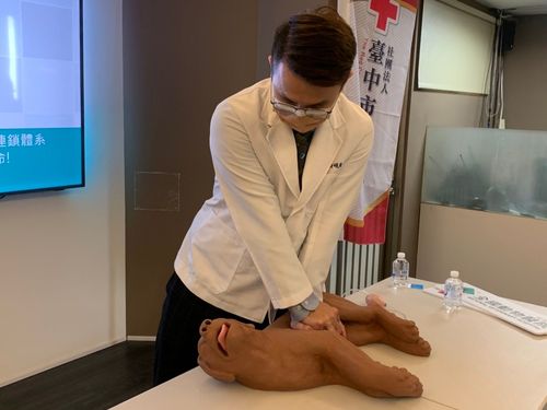 寵物爸媽學起來!急救五字訣「叫叫ABC」 狗安妮當示範也有口對口CPR