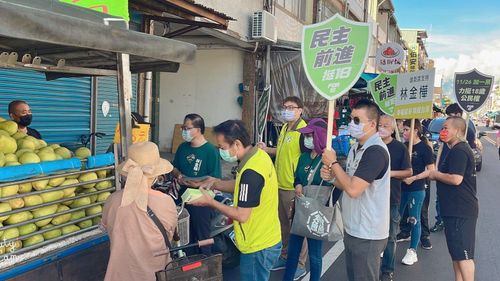 力挺「18歲公民權」修憲公投 民進黨台東縣參選人走上街倡議